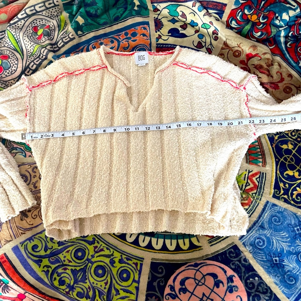 Urban Outfitters Boxy chunky knit Cropped‎ Raw hem Edge Cream Sweater NWOT Small - Picture 6 of 7